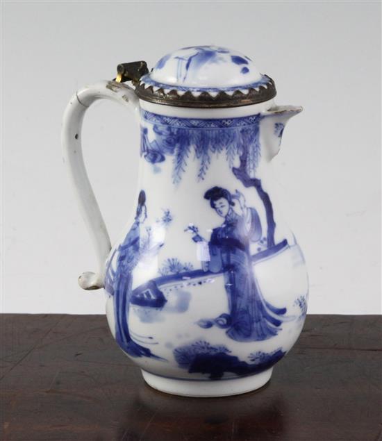 A Chinese export blue and white jug and cover, Kangxi period, 14cm, faults to handle and hinge